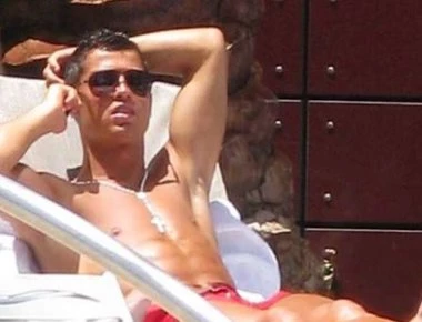 Ο Ρονάλντο χαλαρώνει στην πισίνα λίγο μετά την φερόμενη ερωτική κακομεταχείριση της 34χρονης Αμερικανίδας (βίντεο)